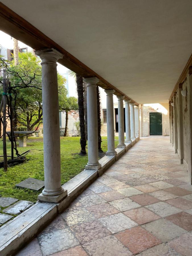 In A Lovely Garden Biennale Flat Venecia