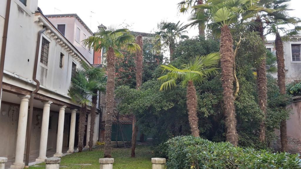 In A Lovely Garden Biennale Flat Venecia